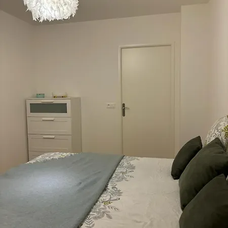 2 Pieces Standing Entre Disneyland Et Paris * Neuilly-Plaisance